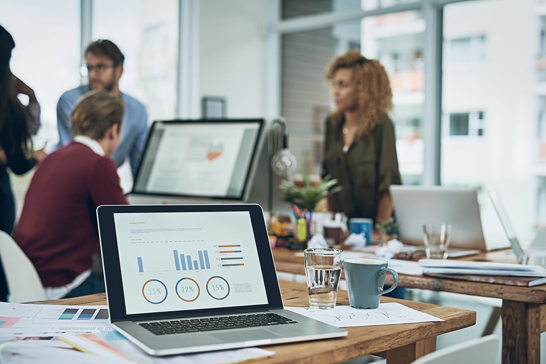 computer-statistics-dashboard-in-office